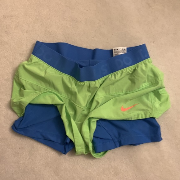 Nike dri-fit short lined with biker shorts - Picture 3 of 4